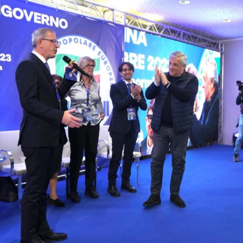 L'assessore Falcone alla convention di Taormina riceve gli applausi di Tajani (foto dal profilo Facebook di Falcone)