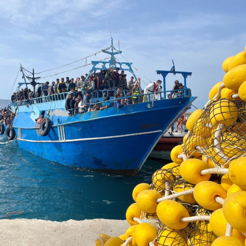 Le operazioni di attracco del peschereccio giunto a Lampedusa (foto di Elio Desiderio/Ansa)