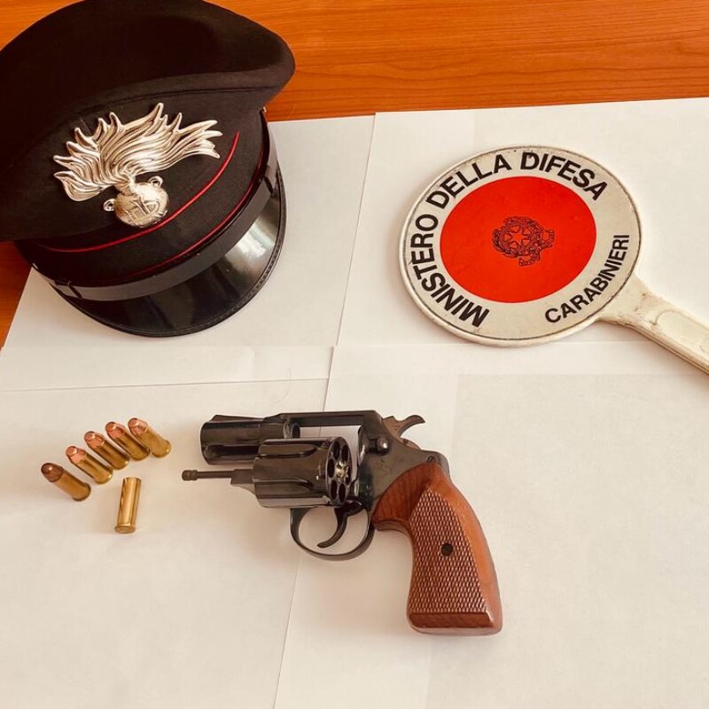 La pistola e le munizioni sequestrate dai carabinieri di Licata