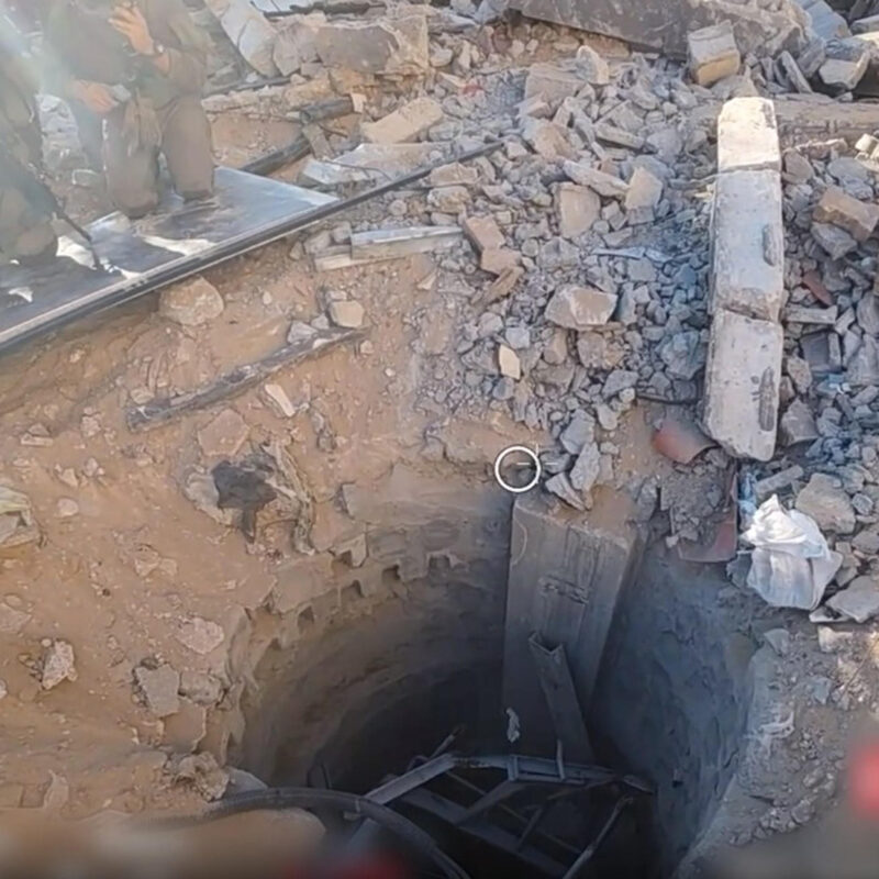 Soldati israeliani hanno trovato un "tunnel terroristico" lungo 55 metri alla profondità di 10 metri sotto il complesso dell'ospedale al Shifa a Gaza City. Lo ha detto il portavoce militare. "Una profonda scala conduce all'ingresso dell'imbocco del tunnel, che è costituito - ha spiegato - da vari mezzi di difesa tra cui una porta anti esplosione e un foro da sparo. Questo tipo di porta viene usata dall'organizzazione terroristica Hamas per impedire alle forze israeliane di entrare nei centri di comando e nelle risorse sotterranee" dell'organizzazione.FERMO IMMAGINE IDF+++ ATTENZIONE LA FOTO NON PUO' ESSERE PUBBLICATA O RIPRODOTTA SENZA L'AUTORIZZAZIONE DELLA FONTE DI ORIGINE CUI SI RINVIA+++ NPK +++