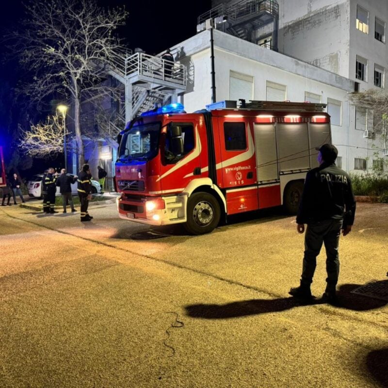 I vigili del fuoco hanno trovato un cadavere in una delle stanze del reparto di Medicina dell'ospedale di Ribera, dove in serata è divampato un incendio. Si tratta di un paziente romeno rimasto intrappolato, 29 marzo 2024. Il comando provinciale dei pompieri di Agrigento ha inviato anche un mezzo che farà da unità di crisi locale.ANSA/POLIZIA DI STATO+++ ANSA PROVIDES ACCESS TO THIS HANDOUT PHOTO TO BE USED SOLELY TO ILLUSTRATE NEWS REPORTING OR COMMENTARY ON THE FACTS OR EVENTS DEPICTED IN THIS IMAGE; NO ARCHIVING; NO LICENSING +++ NPK +++