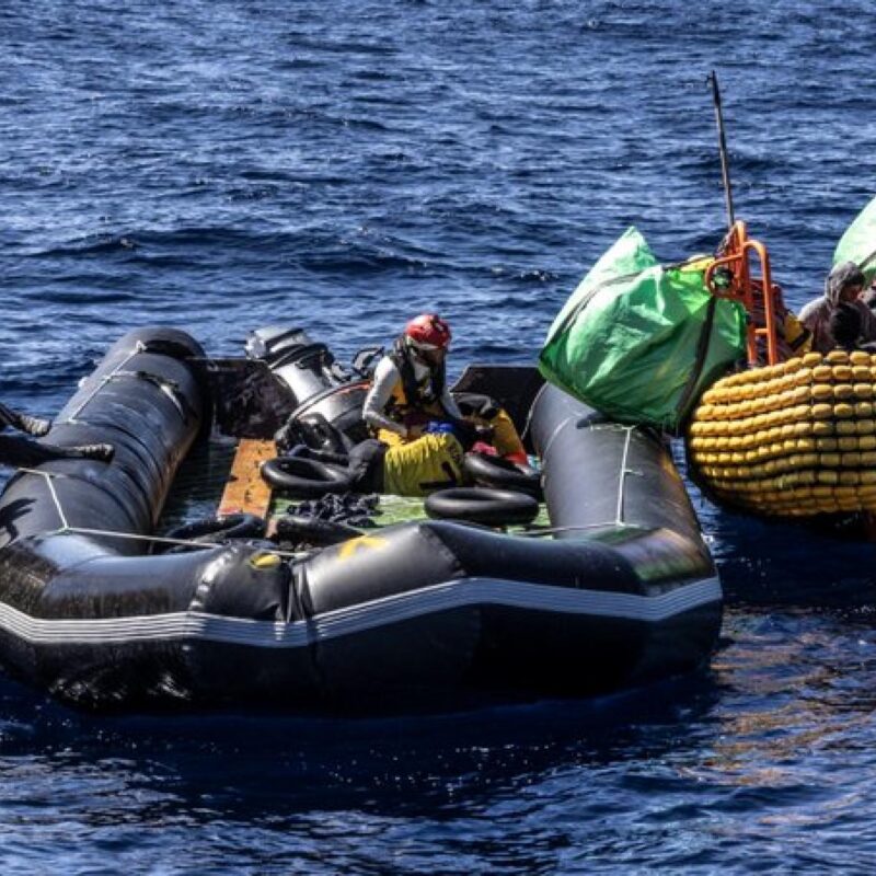 Sarebbero almeno 60 i migranti morti su un gommone partito dalla Libia e diretto in Italia. È quanto hanno raccontato i 25 sopravvissuti all'equipaggio della Ocean Viking, la nave di Sos Mediterranee, che ieri li ha soccorsi nel Mediterraneo centrale. "I sopravvissuti sono partiti da Zawiya, in Libia, 7 giorni prima di essere salvati - scrive la Ong in un tweet - Il motore si è rotto dopo 3 giorni, lasciando la barca alla deriva senza acqua e cibo. I sopravvissuti dicono che almeno 60 persone sono morte durante il viaggio, tra cui donne e almeno un bambino", 14 marzo 2024. NPK X / Sos Mediterranee +++ATTENZIONE LA FOTO NON PUO' ESSERE PUBBLICATA O RIPRODOTTA SENZA L'AUTORIZZAZIONE DELLA FONTE DI ORIGINE CUI SI RINVIA+++ +++NO SALES; NO ARCHIVE; EDITORIAL USE ONLY+++