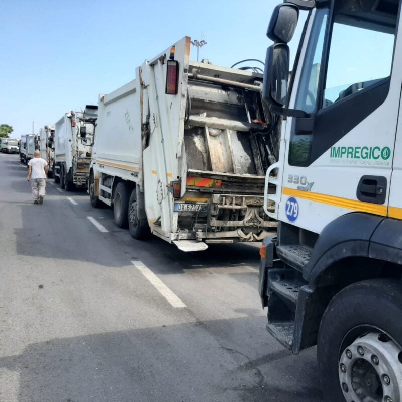 Discarica di Lentini Camion in fila