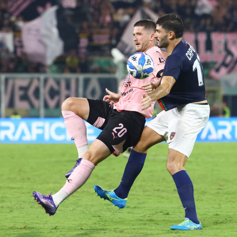 Palermo 01/09/2023: durante la partita di Serie B Palermo vs Cosenza allo Stadio Renzo Barbera di Palermo(Foto Tullio Puglia) 13-09-2024 palermo Possibile titolare. Thomas Henry in azione col Cosenza foto T. Puglia Palermo 01/09/2023: durante la partita di Serie B Palermo vs Cosenza allo Stadio Renzo Barbera di Palermo(Foto Tullio Puglia)