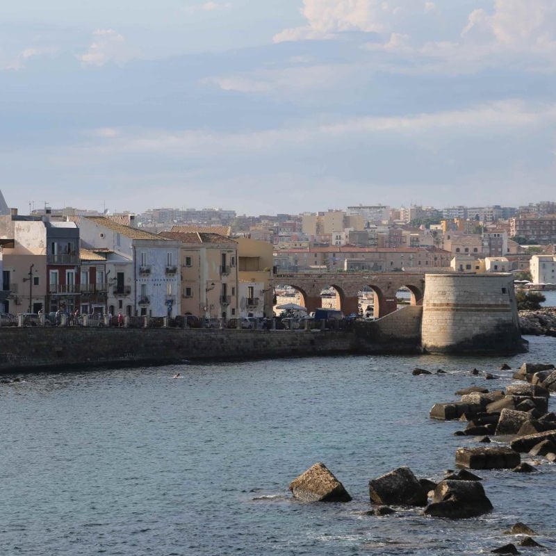 SIRACUSA (ITALPRESS) &#8211; Il coordinamento regionale dei Gruppi di Azione Locale della Pesca (GALP), costituti da 6 organismi rappresentativi di 62 comuni che coprono quasi tutta la linea di costa della Regione Siciliana, sarà presente all&#8217;isola di Ortigia (Siracusa) alla Manifestazione &#8220;Divinazione EXPO 24&#8221;, un grande evento in concomitanza con il G7 Agricoltura, pensato per