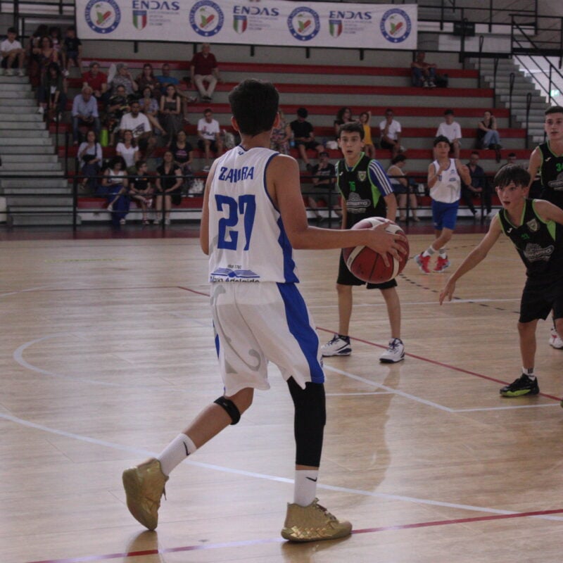 Cestisti in azione durante il Trofeo di basket Endas Sicilia