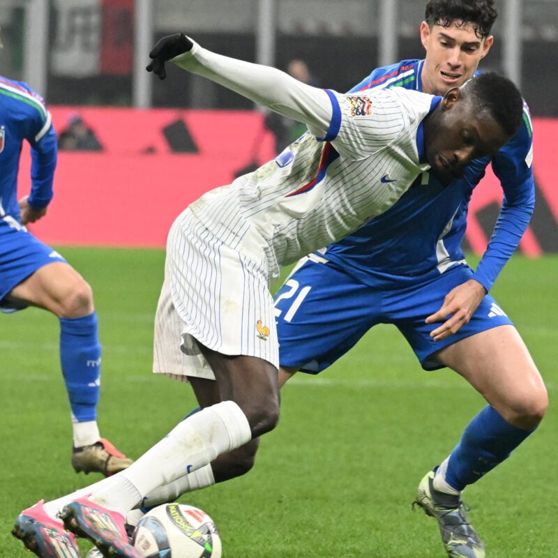 Frances forward Randal Kolo Muani and Italys defender Alessandro Bastoni struggle for the ball during their UEFA Nations League soccer match at the Giuseppe Meazza stadium in Milan, Italy, 17 Novembre 2024. ANSA/DANIEL DAL ZENNARO