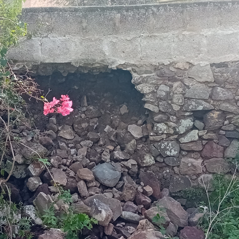 Il muro crollato (foto notiziarioeolie.it)