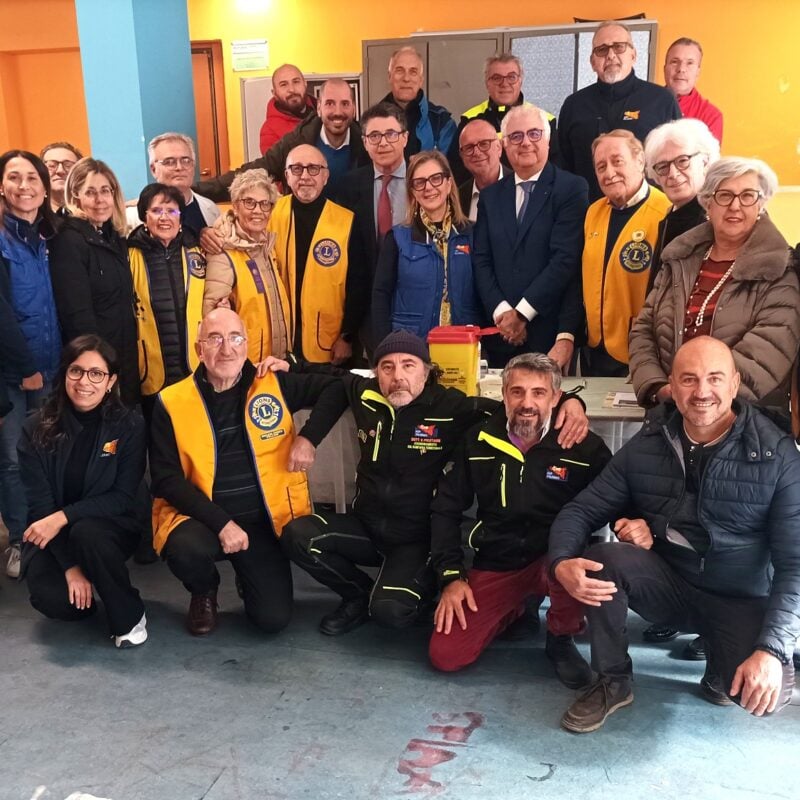 Il Direttore sanitario dell'Asp di Palermo, Antonino Levita con gli operatori dell'Open day