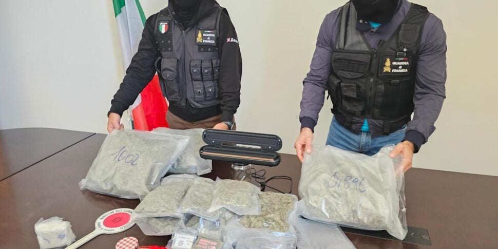 Droga, sequestrati sette chili di stupefacenti a Catania: tre arresti