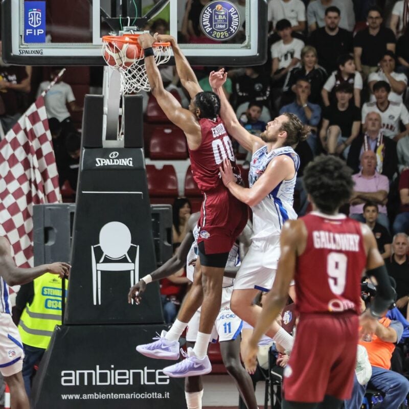 Una schiacciata di Eboua (foto Savalli)