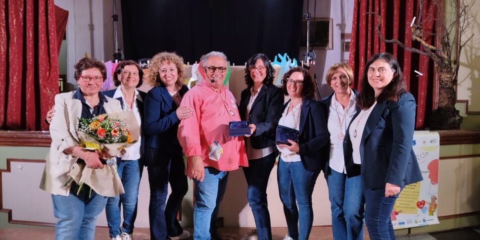 Rosso sorriso e la meraviglia del donare, un’esplosione di gioia, solidarietà e speranza nel cuore di Corleone
