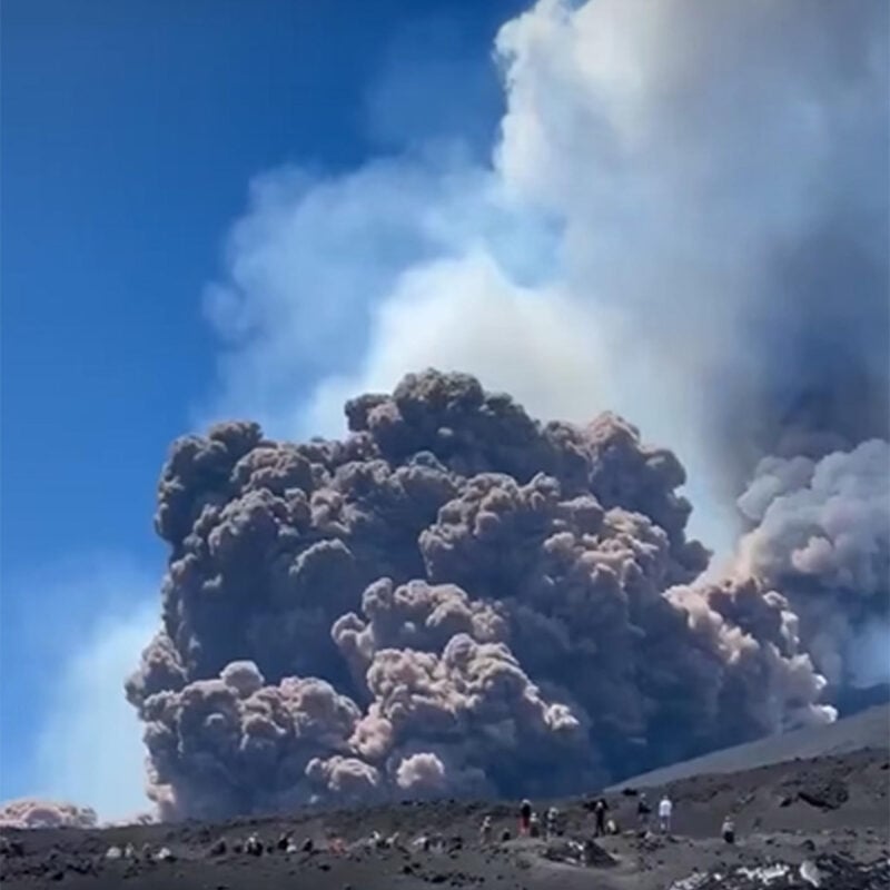 Gente in fuga da una vasta nube causata prodotto dal collasso di materiale dal fianco settentrionale del Cratere di Sud-Est, Catania 2 giugno 2025. FACEBOOK/ CENTRO METEREOLOGICO SICILIANO + ATTENZIONE LA FOTO NON PUO' ESSERE PUBBLICATA O RIPRODOTTA SENZA L'AUTORIZZAZIONE DELLA FONTE DI ORIGINE CUI SI RINVIA + NPK