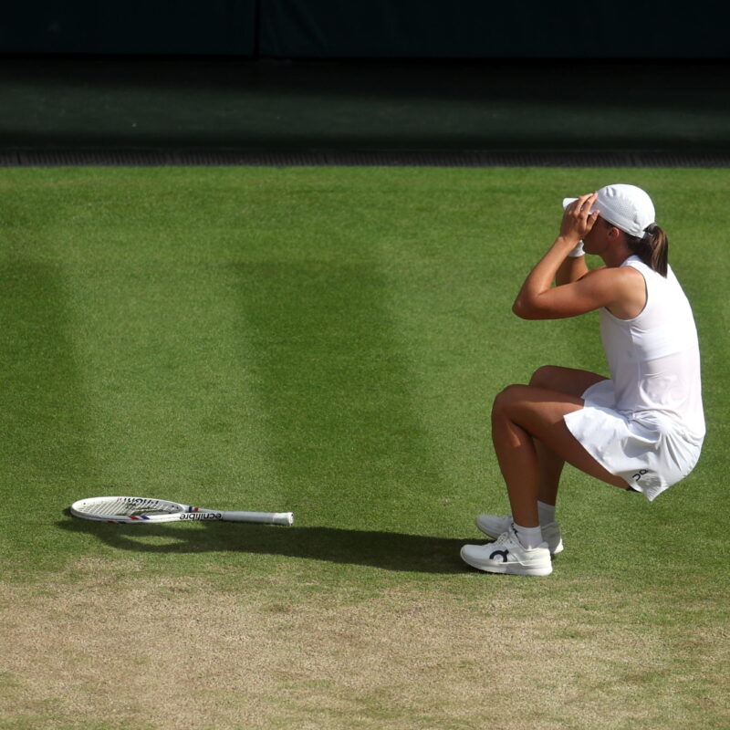 epa12234202 Iga Swiatek of Poland celebrates winning the Women's Singles final match against Amanda Anisimova of the USA at the Wimbledon Championships, Wimbledon, Britain, 12 July 2025. EPA/NEIL HALL EDITORIAL USE ONLY