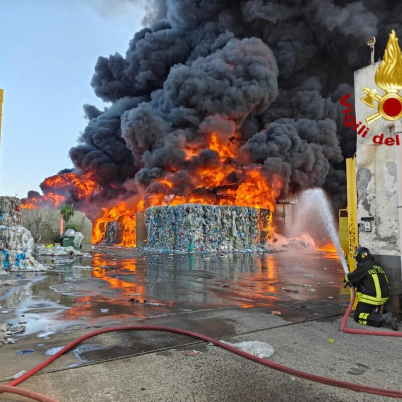 Diverse squadre dei vigili del fuoco del comando provinciale di Catania sono al lavoro per spegnere un vasto incendio che si è sviluppato in una ditta che si occupa di stoccaggio di rifiuti sulla V strada della zona industriale, Catania, 9 agosto 2025.ANSA/ VIGILI DEL FUOCO - UFFICIO STAMPA+++ FOTO NON IN VENDITA - DA USARE SOLO PER FINI GIORNALISTICI +++ NPK +++