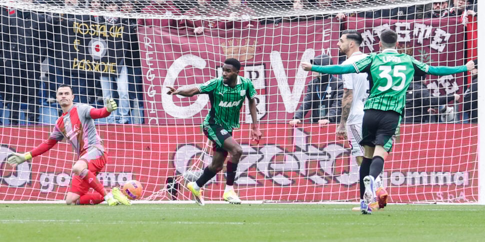 Sassuolo's Alieu Fadera jubilates with his teammates after scoring the 1-0 goal during the Italian Serie A soccer match US Sassuolo vs US Cremonese at Mapei Stadium in Reggio Emilia, Italy, 25 January 2026. ANSA / ELISABETTA BARACCHI