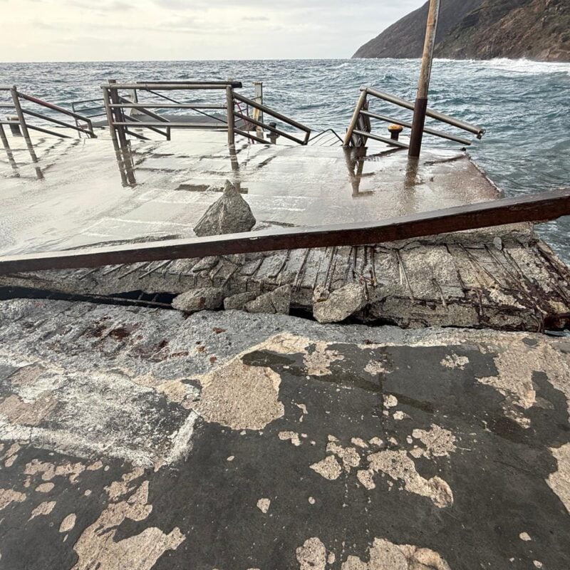Stromboli, il porto di Scari spaccato in due: a rischio i collegamenti