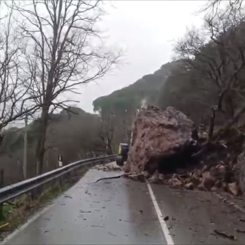 Il video con le squadre Anas al lavoro per rimuovere il masso dalla Statale 185 a Novara di Sicilia