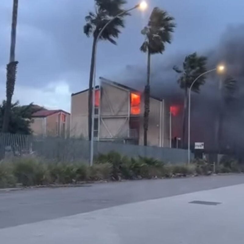 Incendio ad un capannone di Brancaccio a Palermo